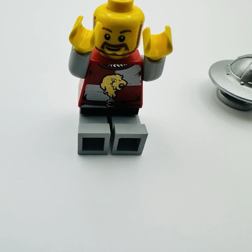 LEGO Kingdoms Lion Knight Castle Minifigure 7946‎ Pre-owned Read Description